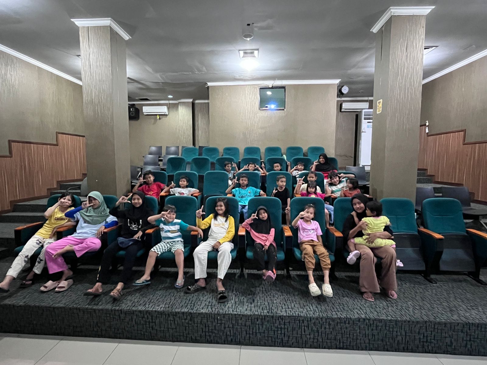 Menonton Film Edukasi